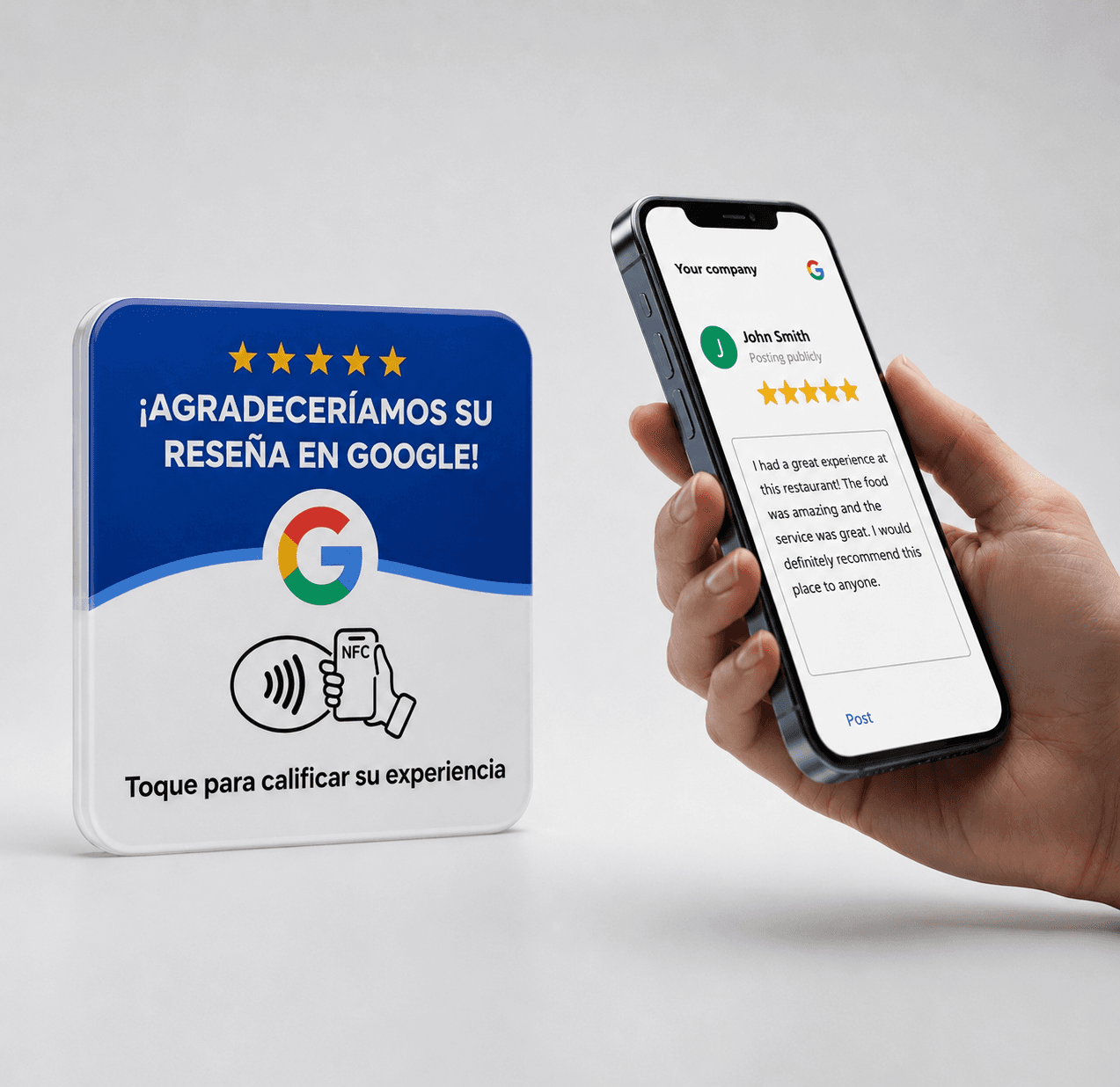 Cliente acercando su teléfono a la ficha NFC mientras se abre la reseña de Google